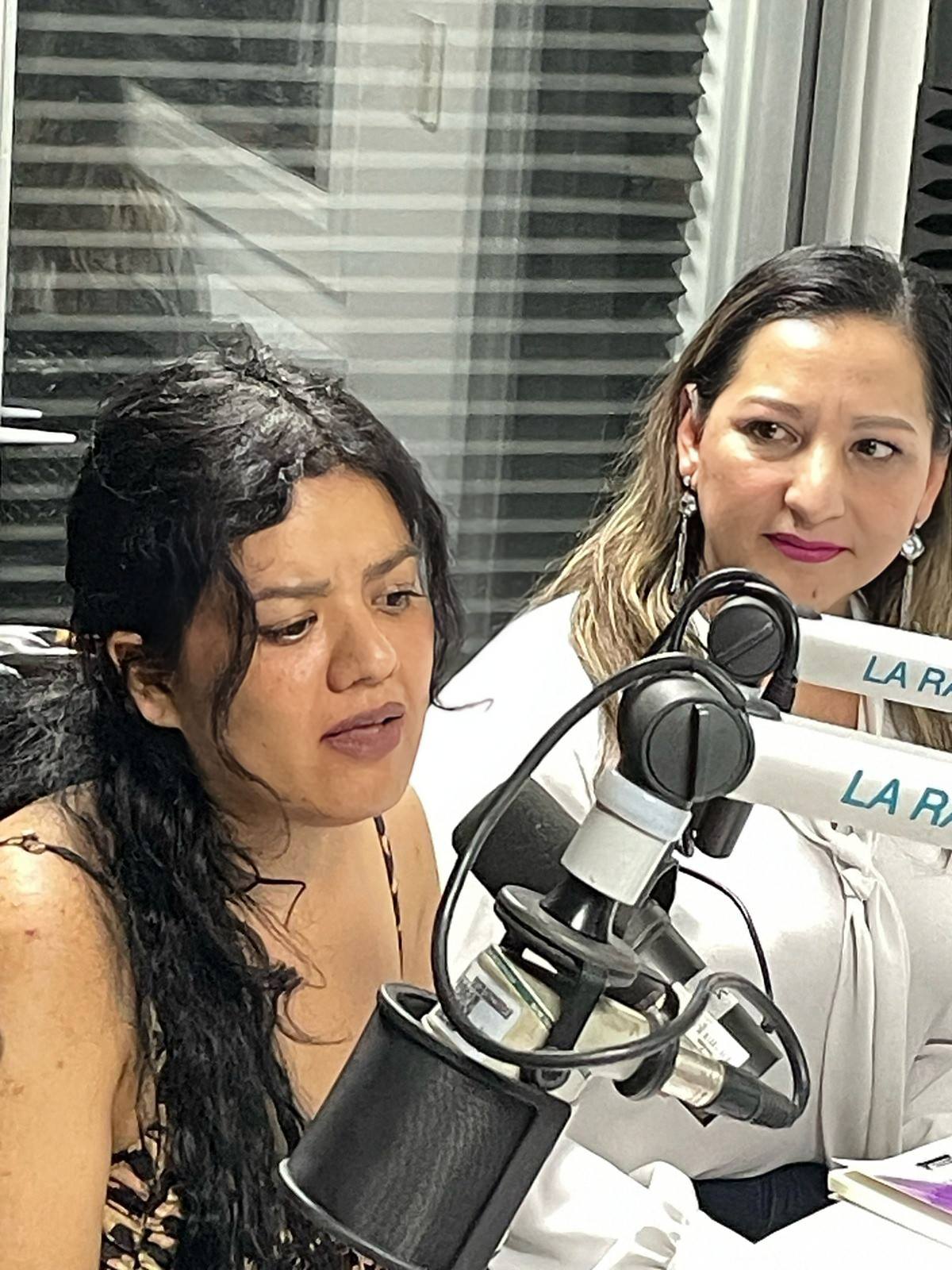 Yael Ramírez grabando en cabina de radio